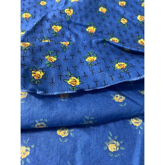 Fabric Floral Red Blue White Green Quilting Sewing Arts Crafts Remnants VTG - Picture 9 of 16